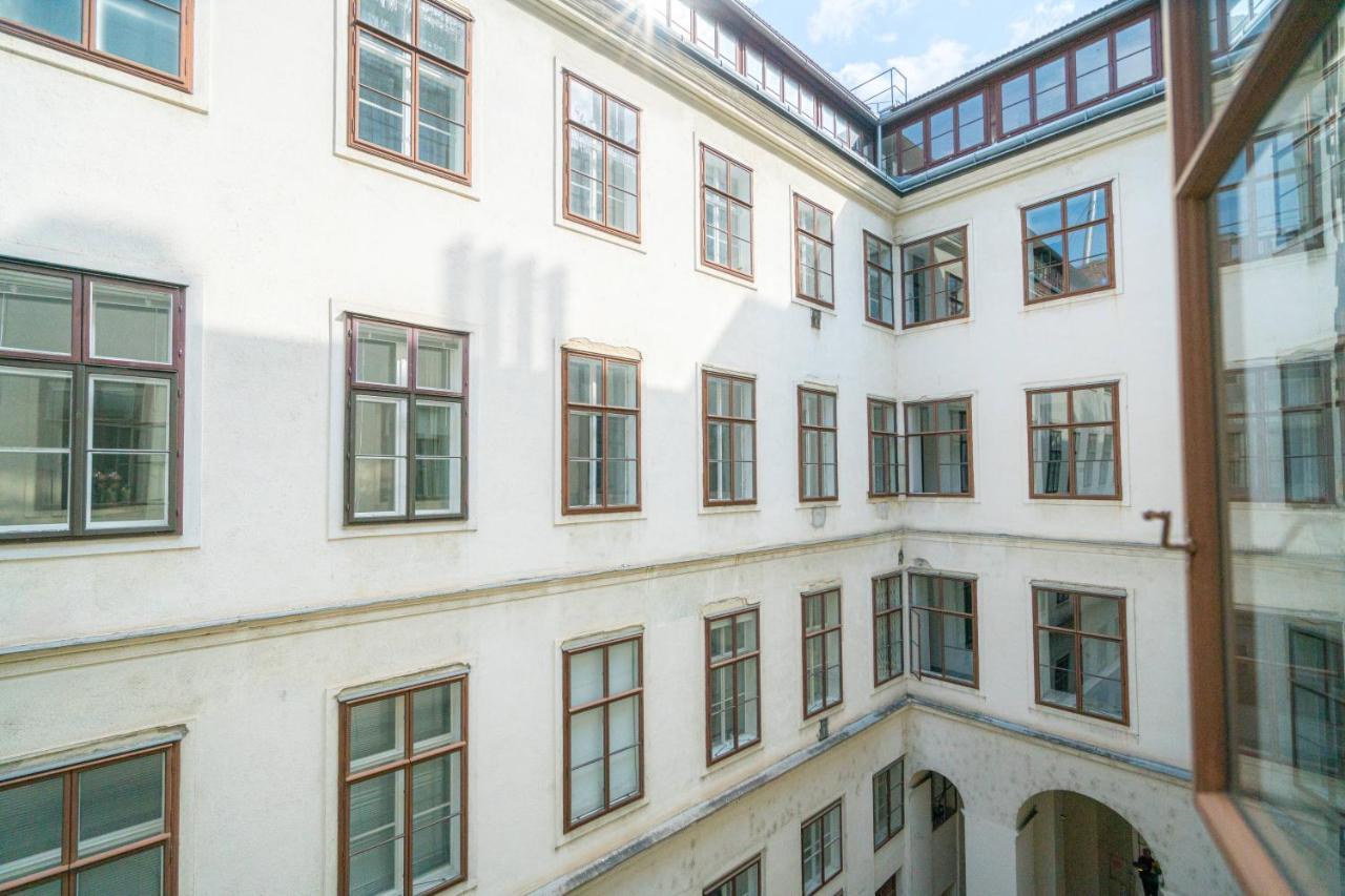 Vienna Residence, Volkstheater - Parliament Exterior foto